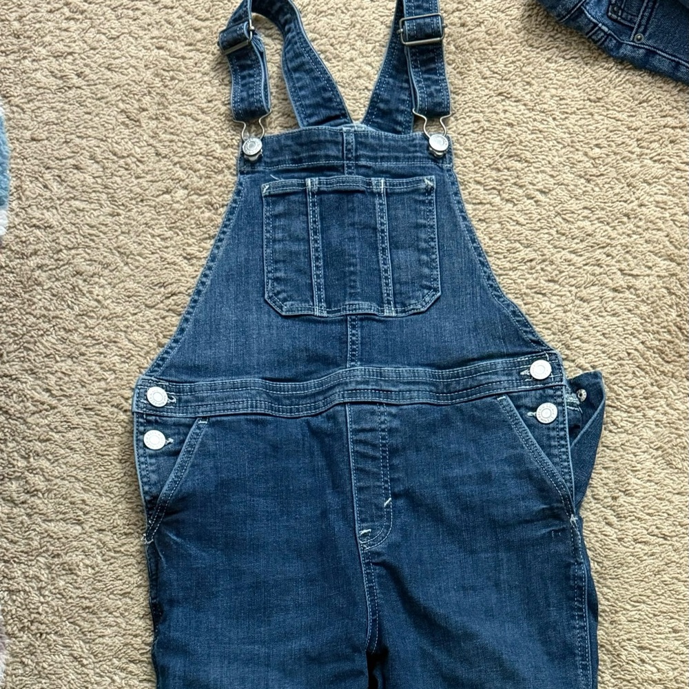 Size 8 Kids’ denim overalls.